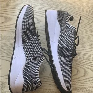 Gently worn STEVE MADDEN tennis shoe